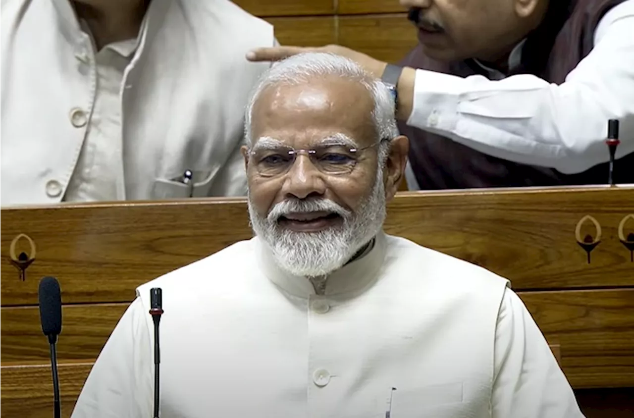 Lok Sabha First Session Live Updates: तालियों की गड़गड़ाहट के बीच पीएम मोदी ने ली सांसद पद की शपथ