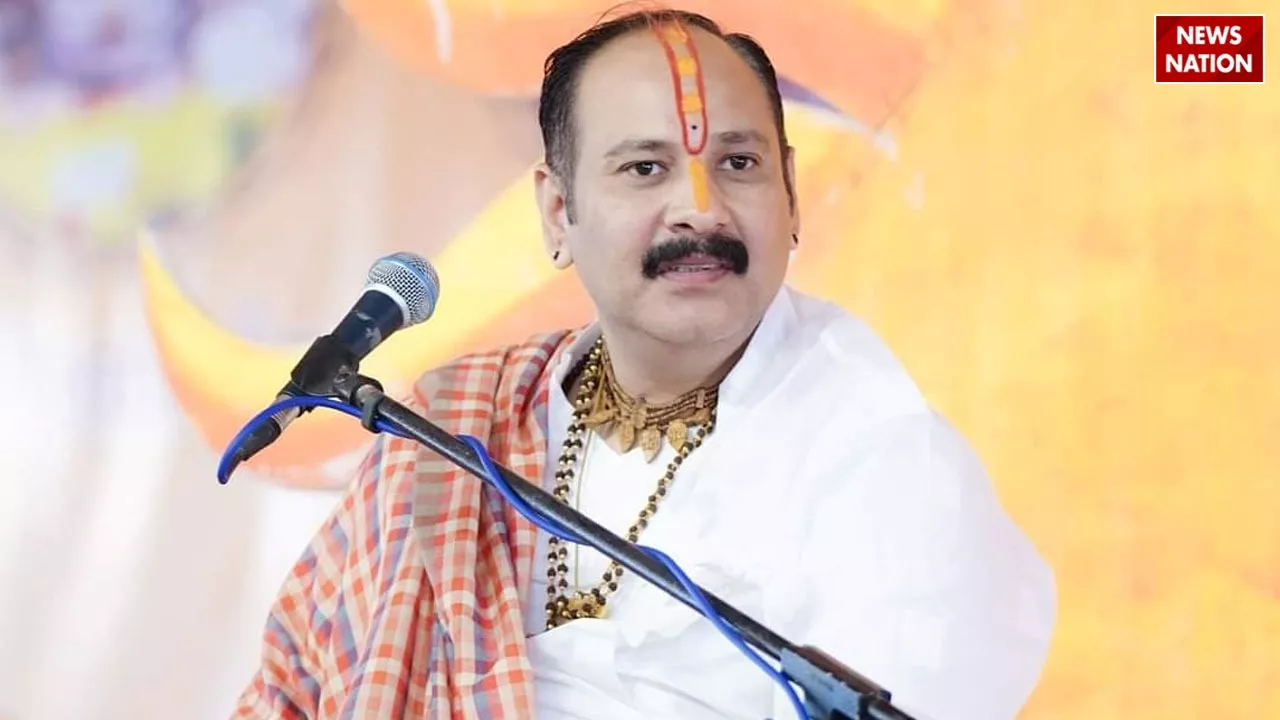 Pandit Pradeep Mishra: कथा वाचक पंडित प्रदीप मिश्रा के बयान पर मचा हंगामा, बरसाना महापंचायत में होगा फैसला