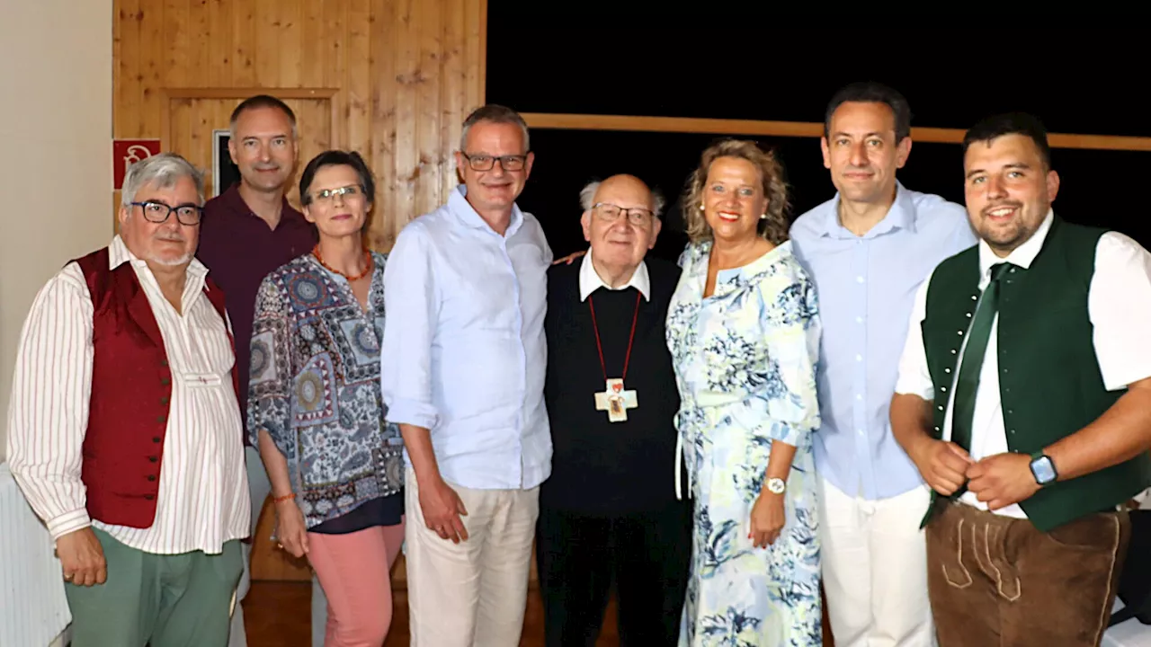 Hainburg verleiht Stadtpfarrer Othmar Posch den goldenen Ehrenring