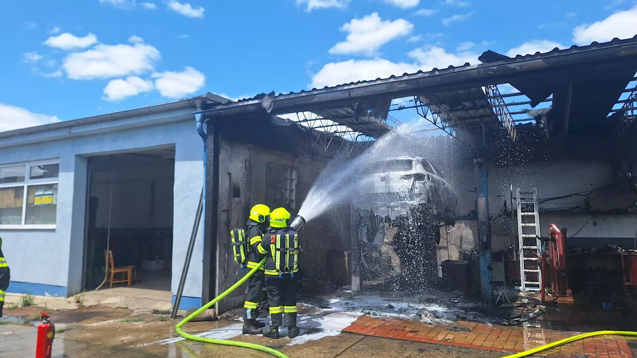 Industriegebiet: Auto auf Hebebühne stand in Vollbrand