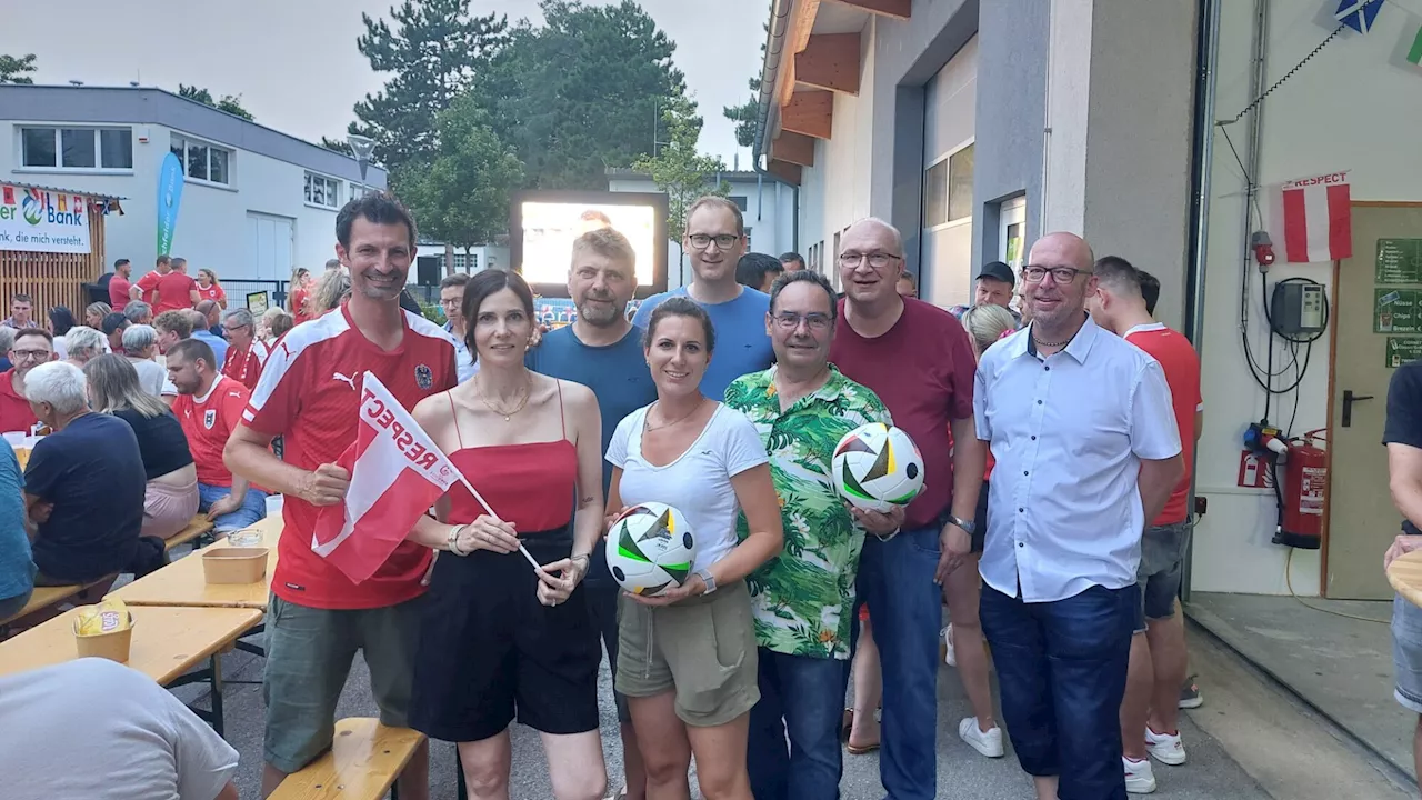 Voller Platz und genug Bier beim Public Viewing hinterm Rathaus