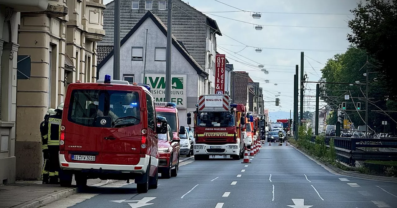 Feuer am Bahndamm: Bielefelder Feuerwehr im Einsatz - Sperrungen an der Herforder Straße