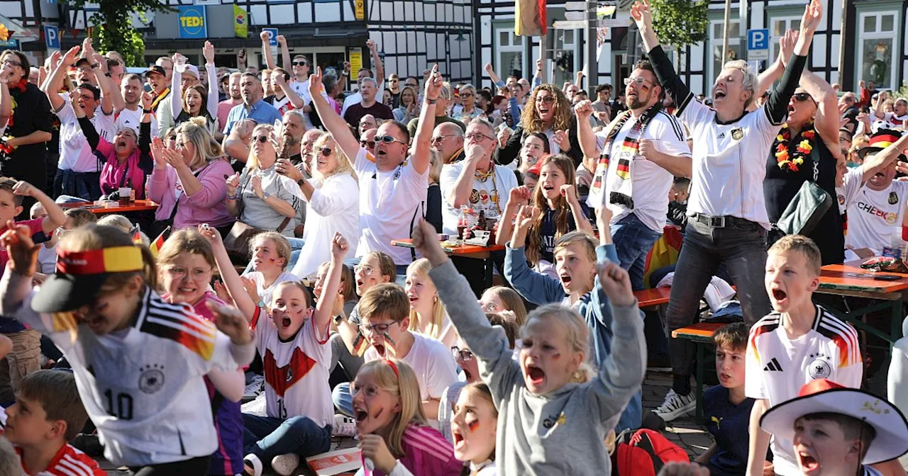 Public Viewing zum Achtelfinale auf dem Höxteraner Marktplatz