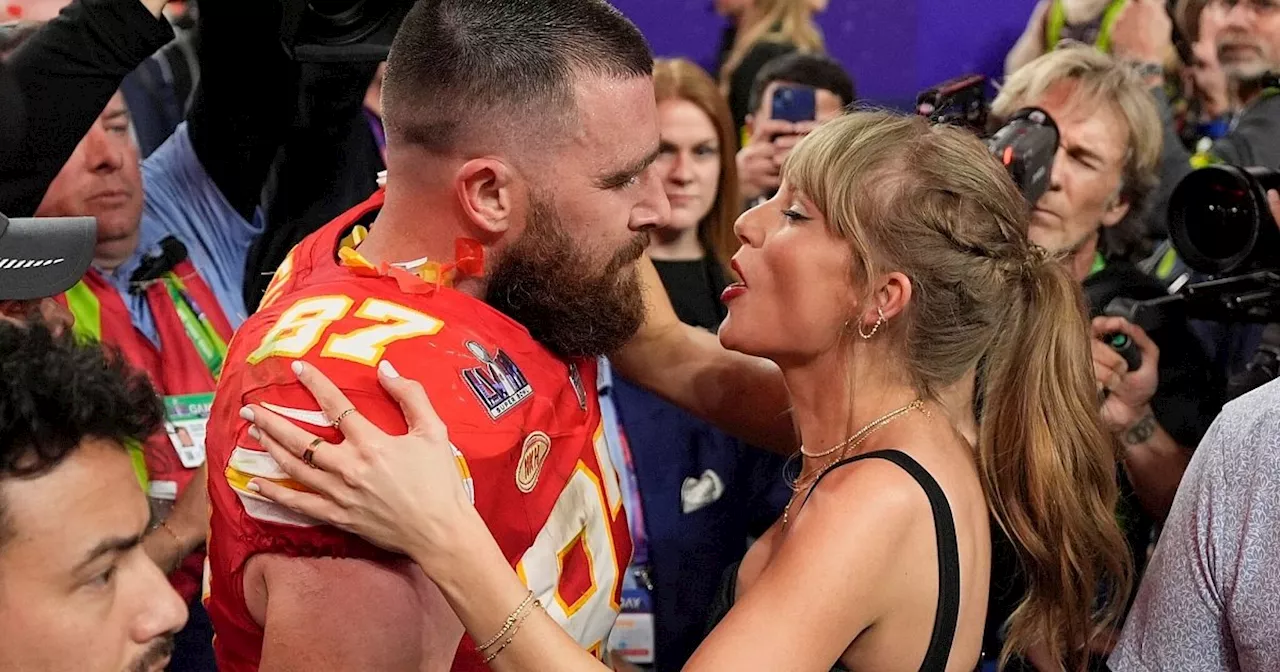 Travis Kelce bei Konzert von Freundin Taylor Swift auf Bühne