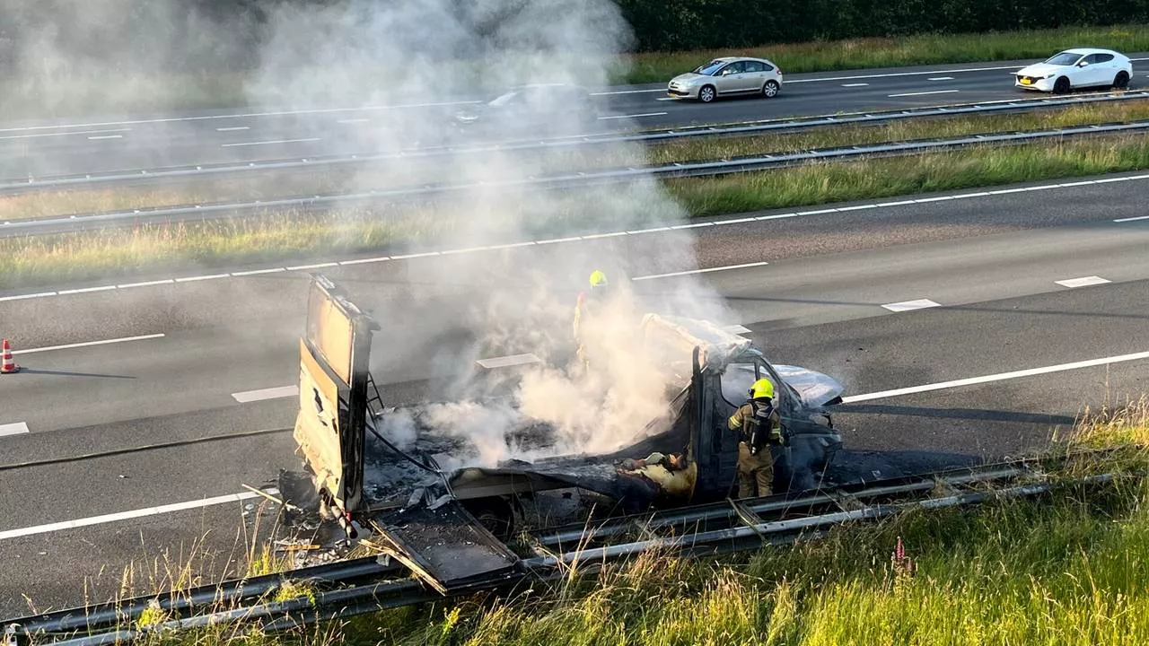 112-nieuws: bakwagen in brand op A58 • bewoners ademen rook in