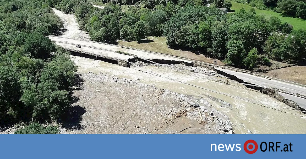 Bei Unwetter zerstört: Schweizer Autobahn vor langer Sperre