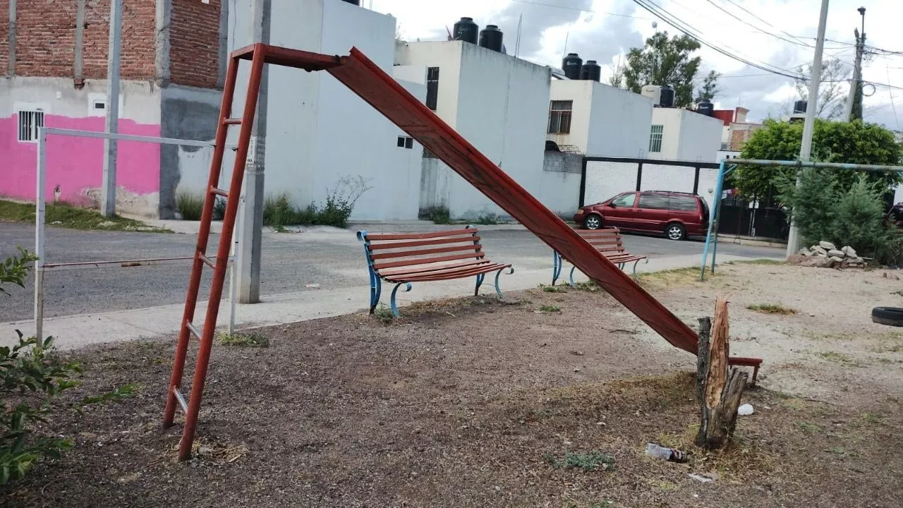 Denuncian mal estado de juegos infantiles en parques de Irapuato: hay columpios oxidados y resbaladillas rotas