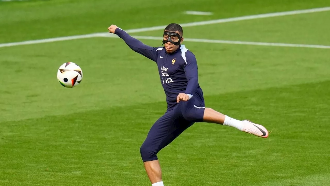 Mbappé se está adaptando a su máscara antes del partido de Francia ante Polonia