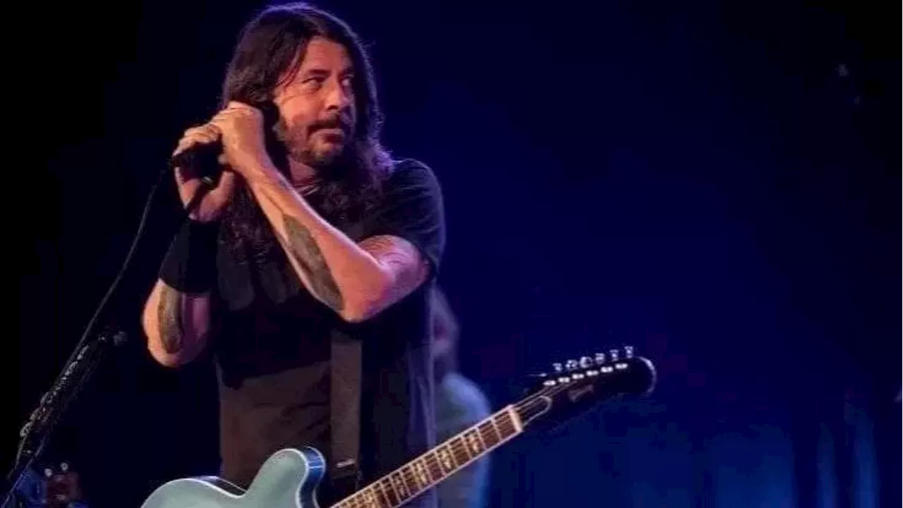 Dave Grohl contro Taylor Swift: “Noi Foo Fighters facciamo errori. Lei no perché non suona dal vivo”