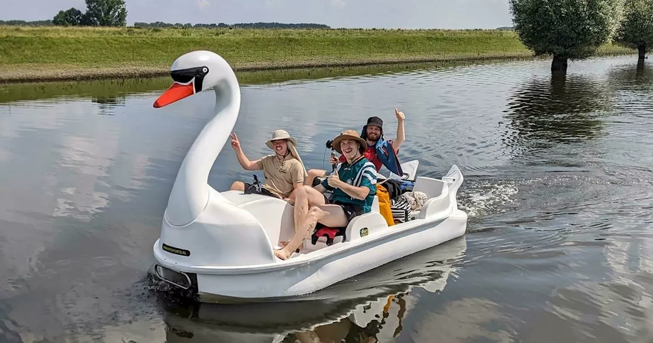 Streamer um Ronny Berger fahren per Tretboot von Kleve nach Rotterdam