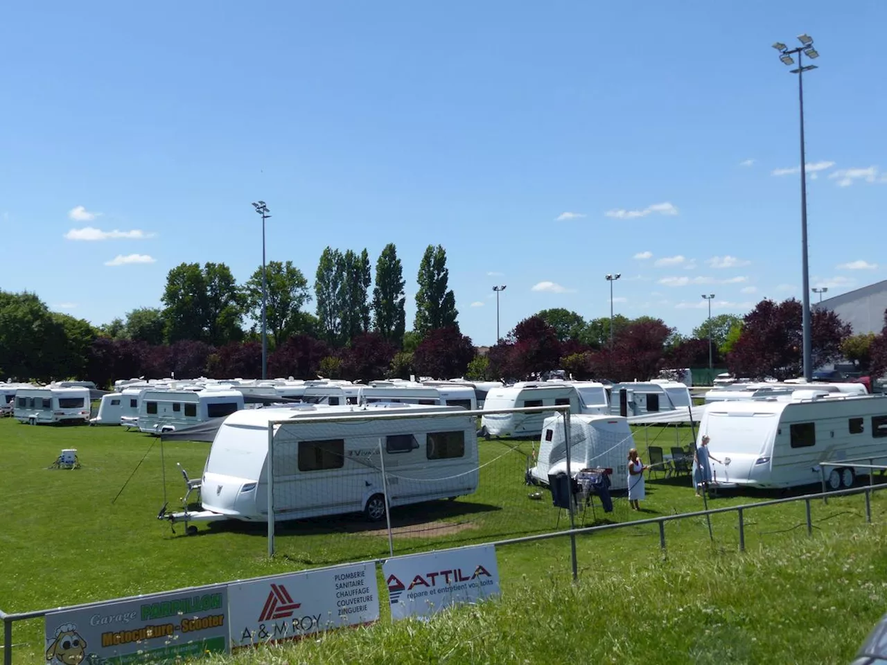 Près de Saintes, une cinquantaine de caravanes sur le terrain de foot