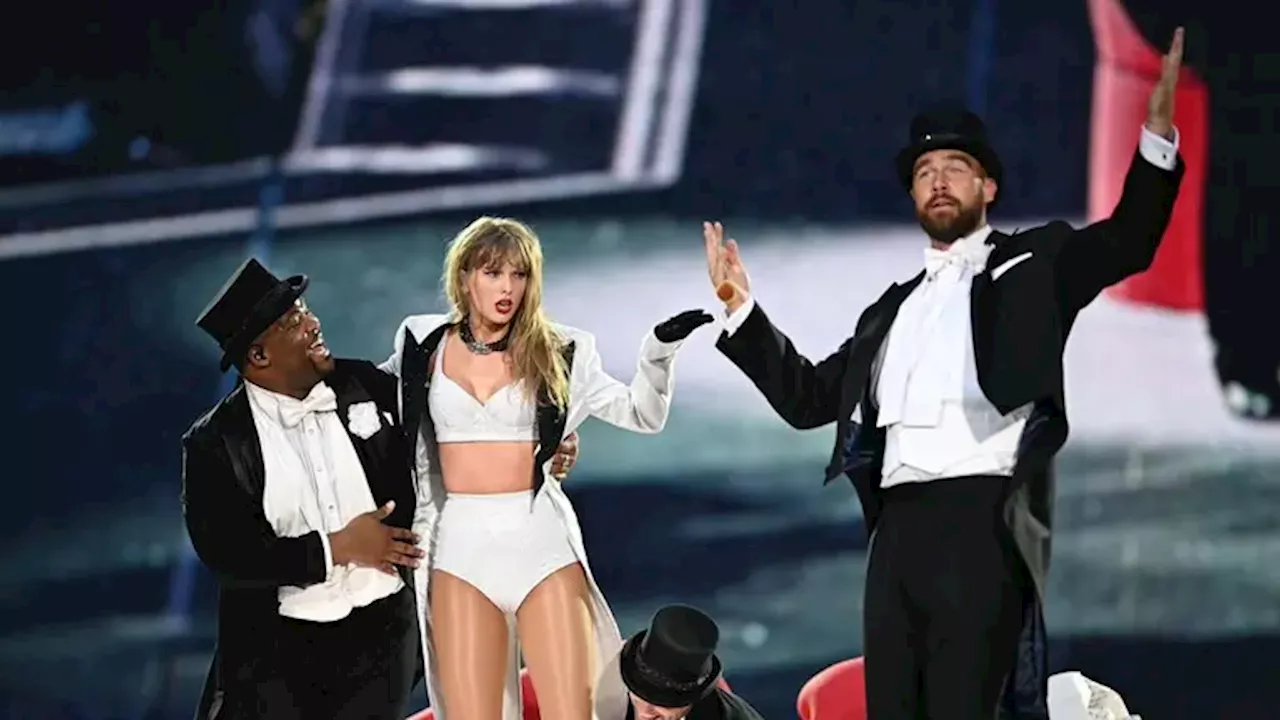 Travis Kelce participa en espectáculo a lado de cantante Taylor Swift