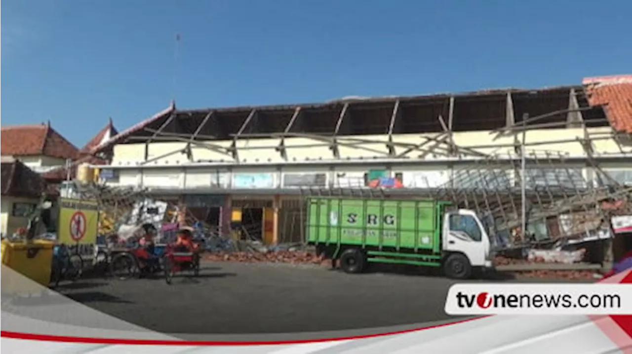 Atap Bangunan Pasar Sore Tuban Ambruk, Pedagang Dirikan Tenda untuk Jualan