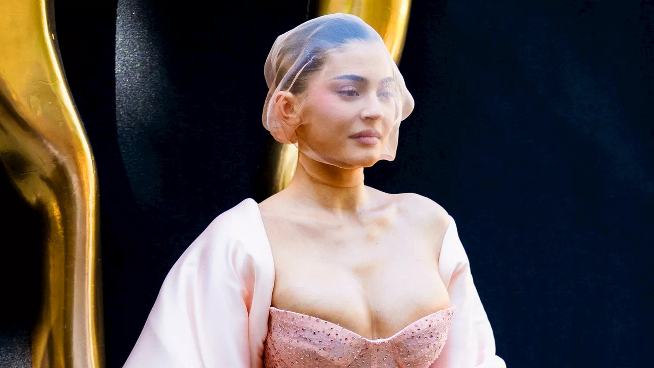 Kylie Jenner ose la robe transparente au défilé Schiaparelli haute couture automne-hiver 2024-2025