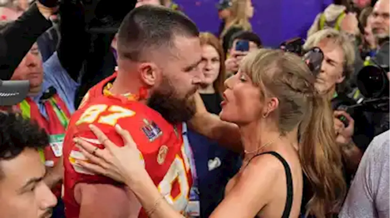 Travis Kelce bei Konzert von Freundin Taylor Swift auf Bühne