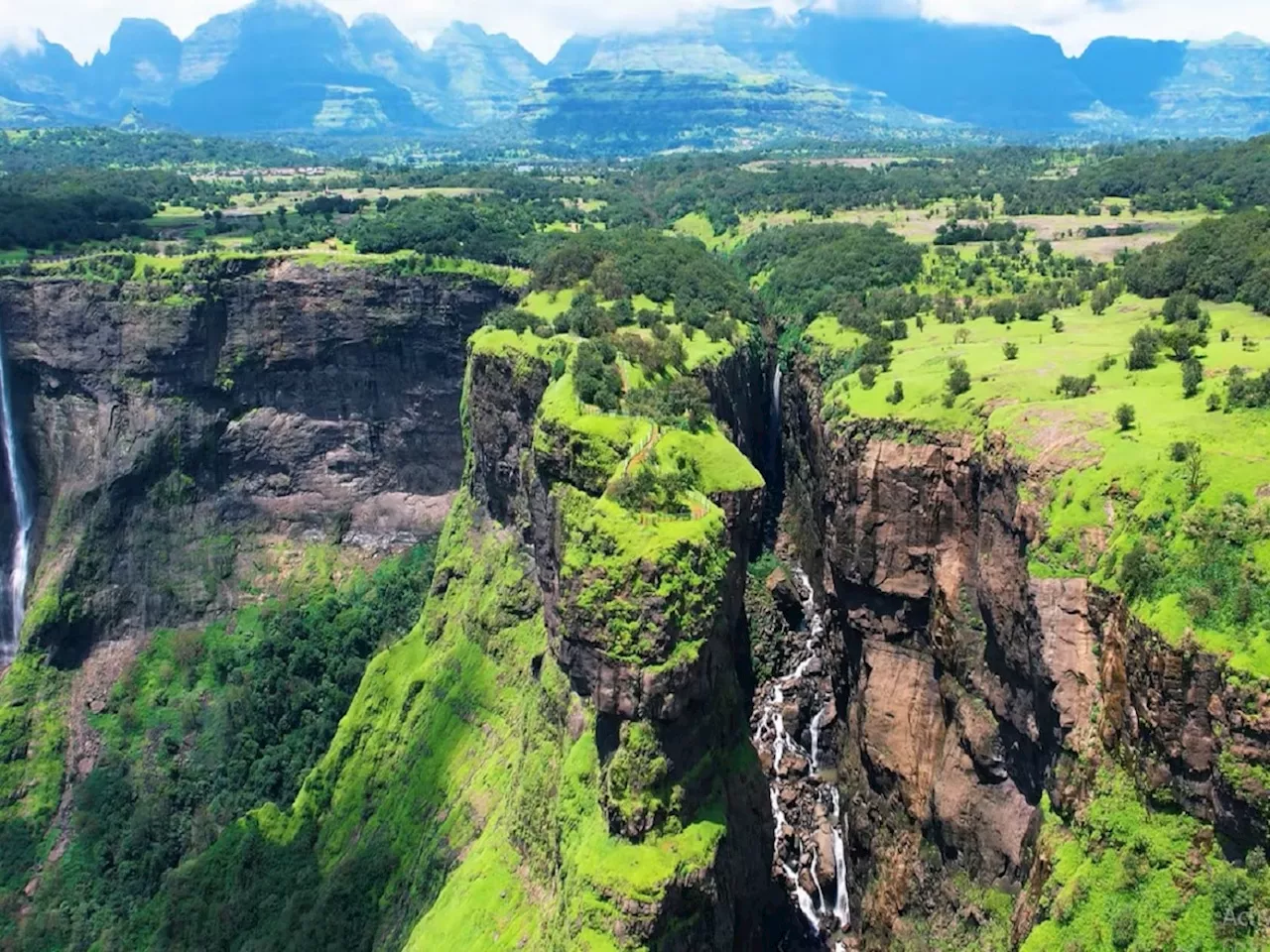 महाराष्ट्रातील सर्वात खतरनाक दरी; पावसाळ्यात इथं जाण म्हणजे मोठं थ्रील, एक पाऊल जरी चुकीचं पडलं तर...