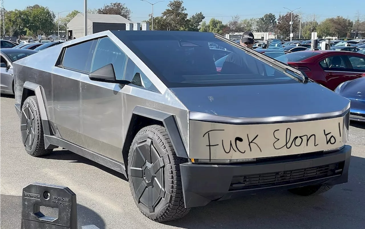 Des dizaines de Cybertruck vandalisés avec des messages anti Elon Musk