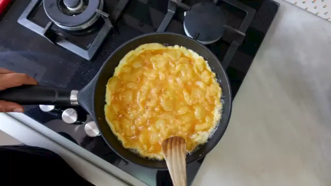 ¿Cuánto tiempo hay que cocinar la tortilla de patatas por cada lado? Un experto tortillero nos da la respuesta