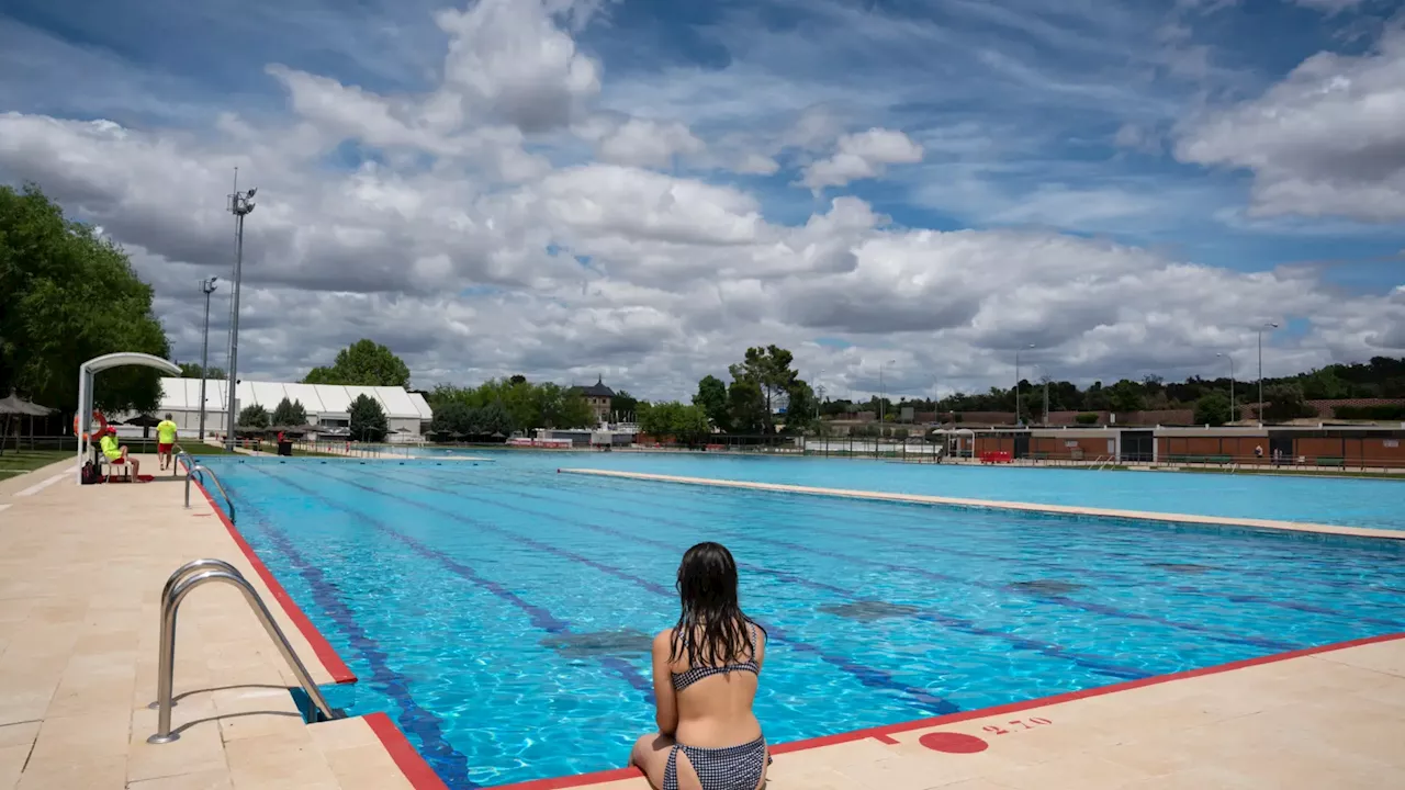 El Defensor del Pueblo rechaza restringir el toples en la zona de baño de una piscina municipal: 'Es un derecho de las mujeres'