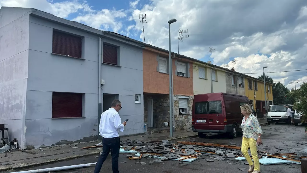 Un pequeño tornado provocado por una tormenta deja daños en árboles y cubiertas en una localidad de León