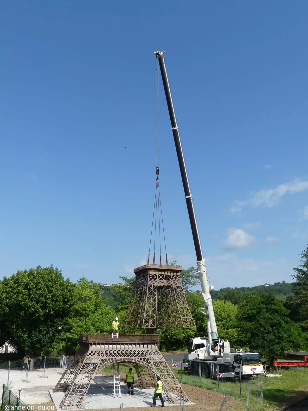 La tour Eiffel déménage dans un petit village d'Occitanie : les images sont impressionnantes !