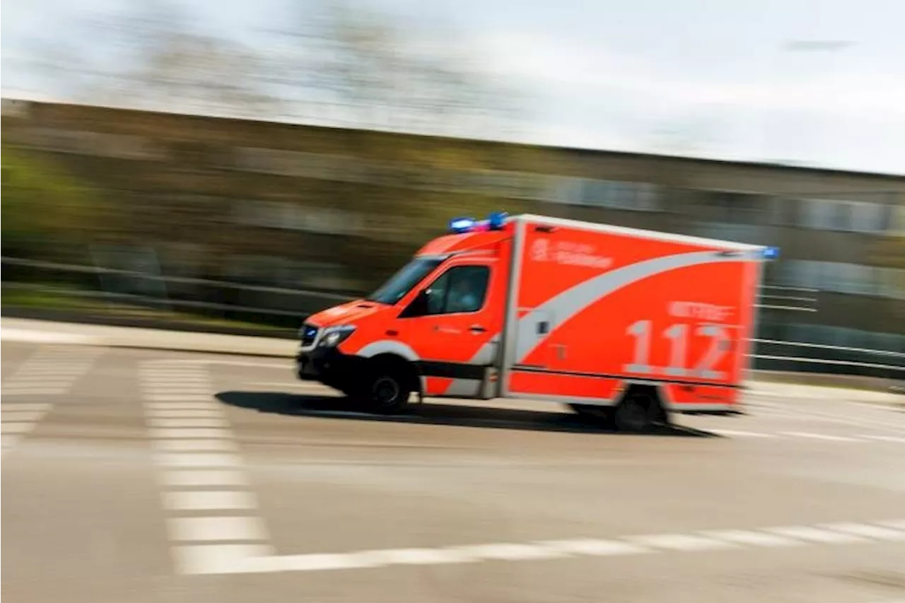 Feuerwehr im Einsatz: Ehemaliger Obdachlosenschlafplatz in Hellersdorf brennt