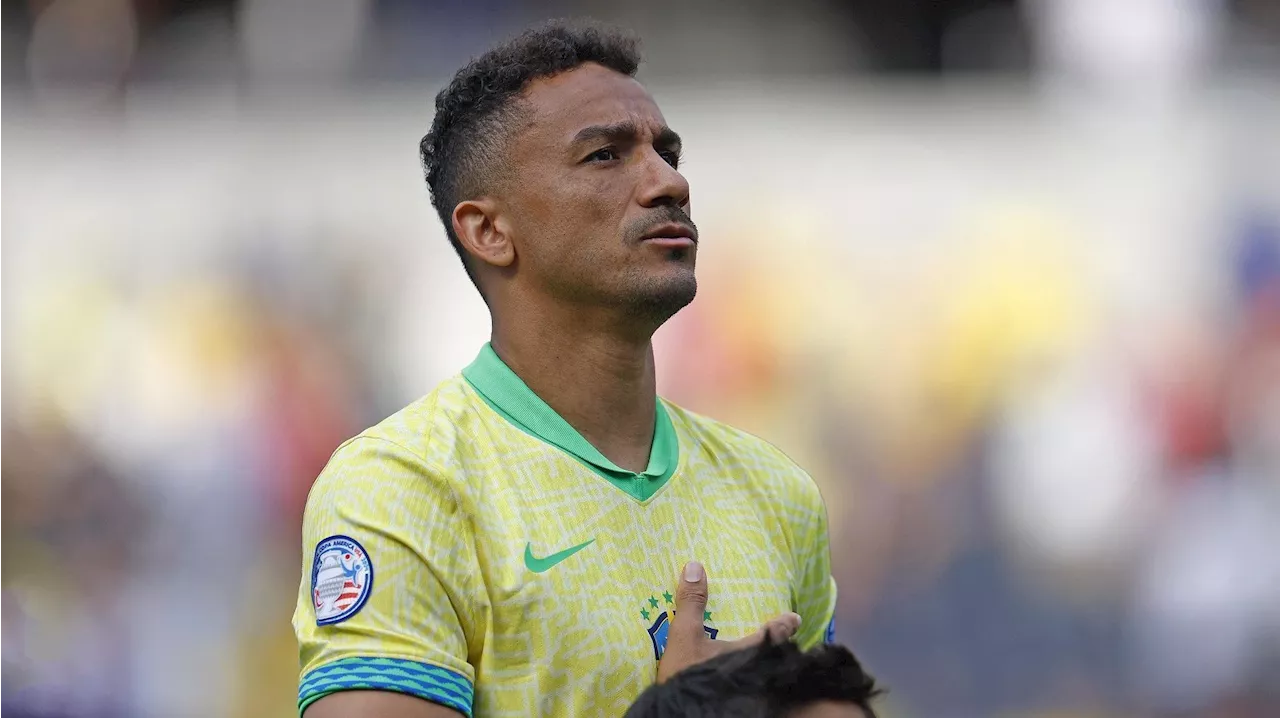 Danilo, capitão da Seleção, discute com torcedores e é contido por Neymar