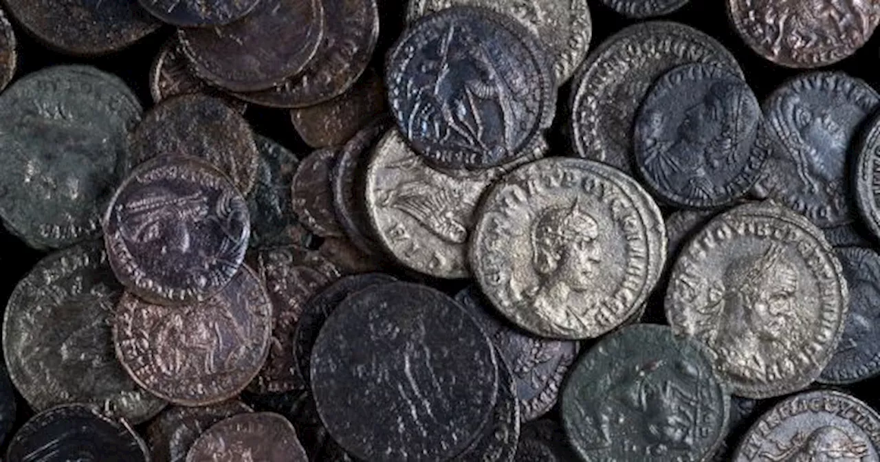 Hallan el tesoro de monedas del siglo IV más grande de la antigua Roma