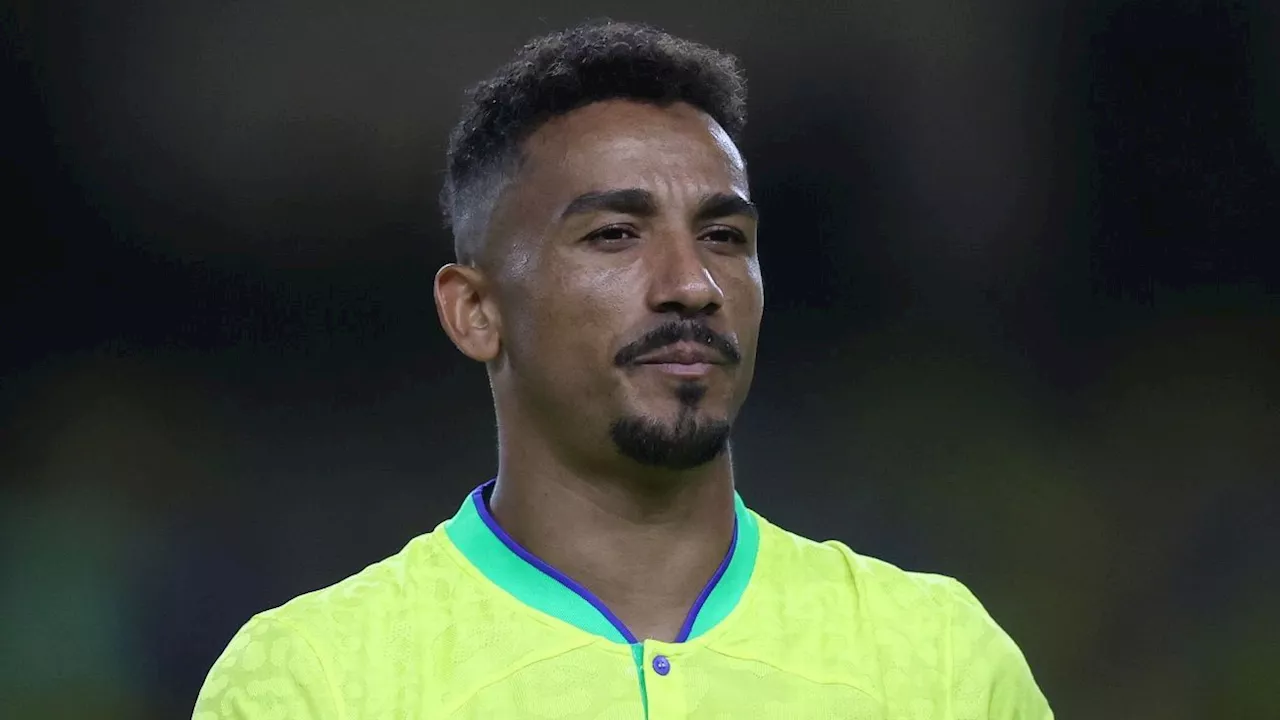 Danilo, capitão da seleção, discute com torcedor e é contido por Neymar