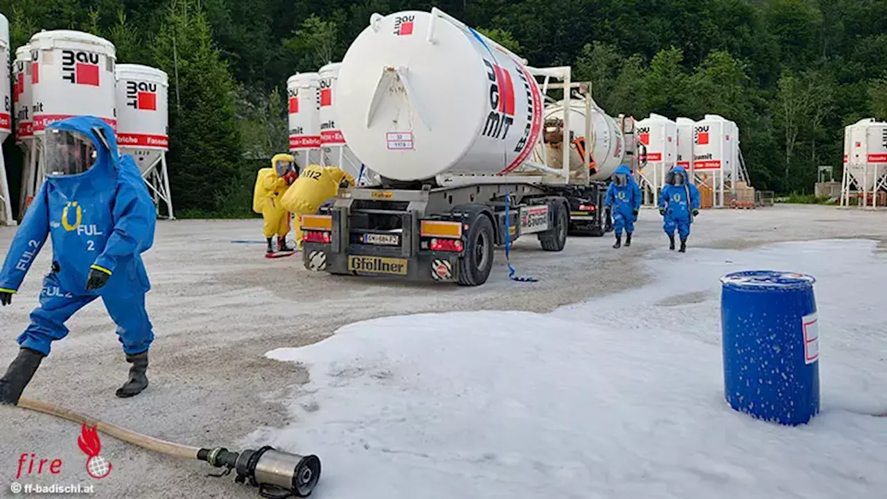 Oö: Gefahrgutübung der Feuerwehren Bad Ischl und Bad Goisern unter Schutzstufe III