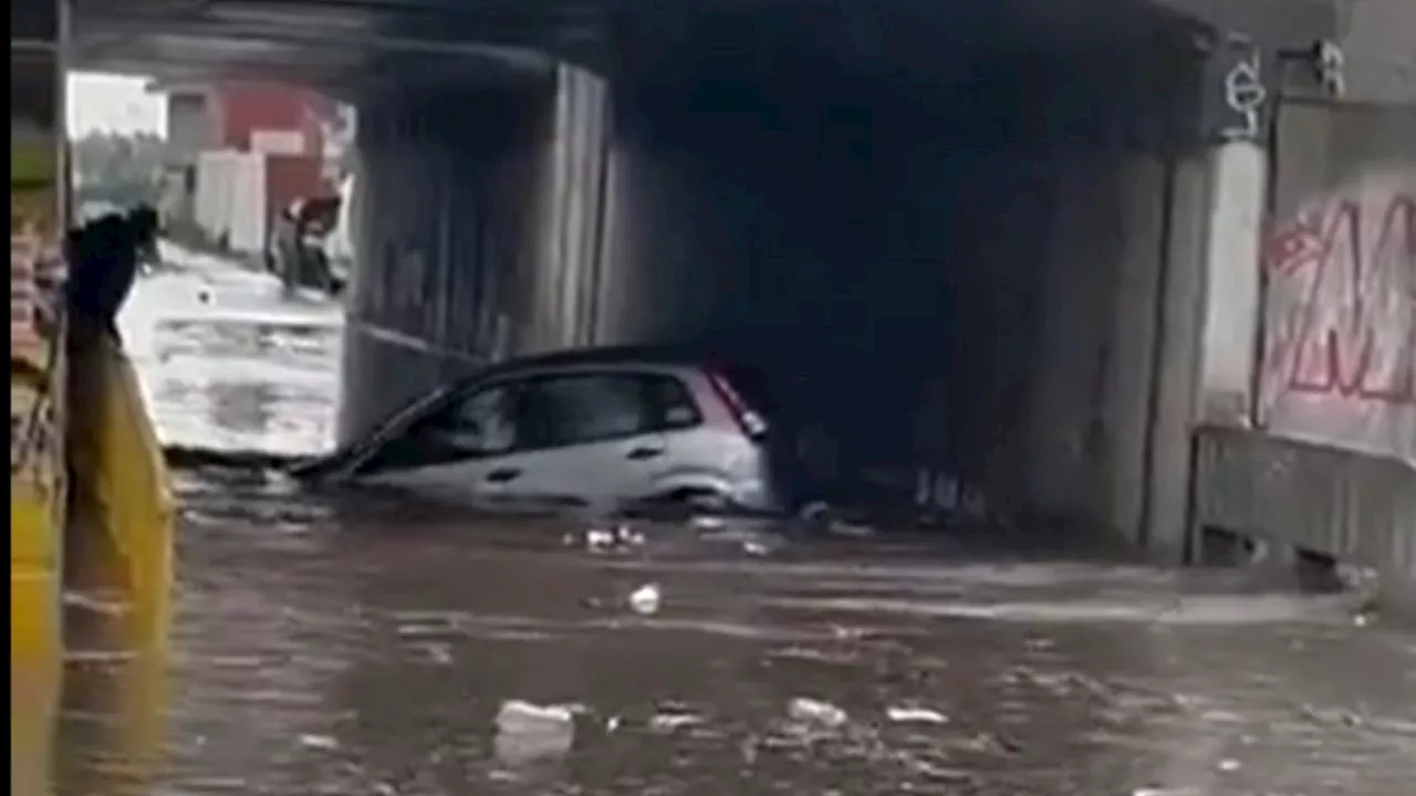 VIDEO: intentan rescatar a automovilista que quedó dando vueltas tras fuertes lluvias en Tecámac