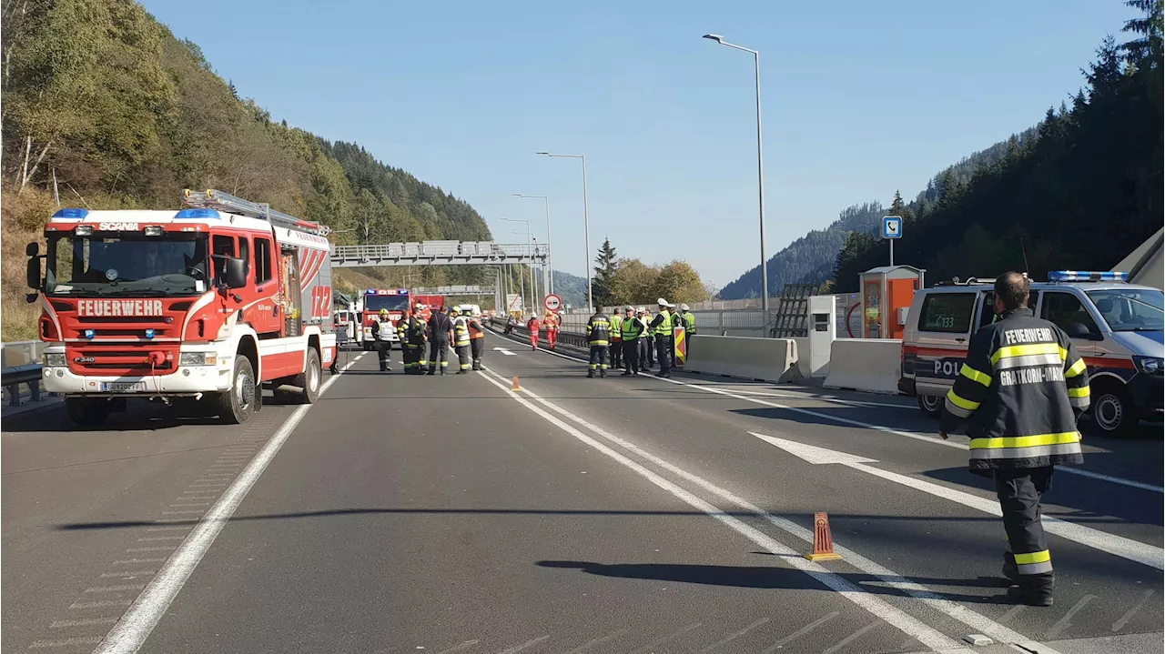 Lkw kracht auf Pyhrnautobahn in Auto und rast davon