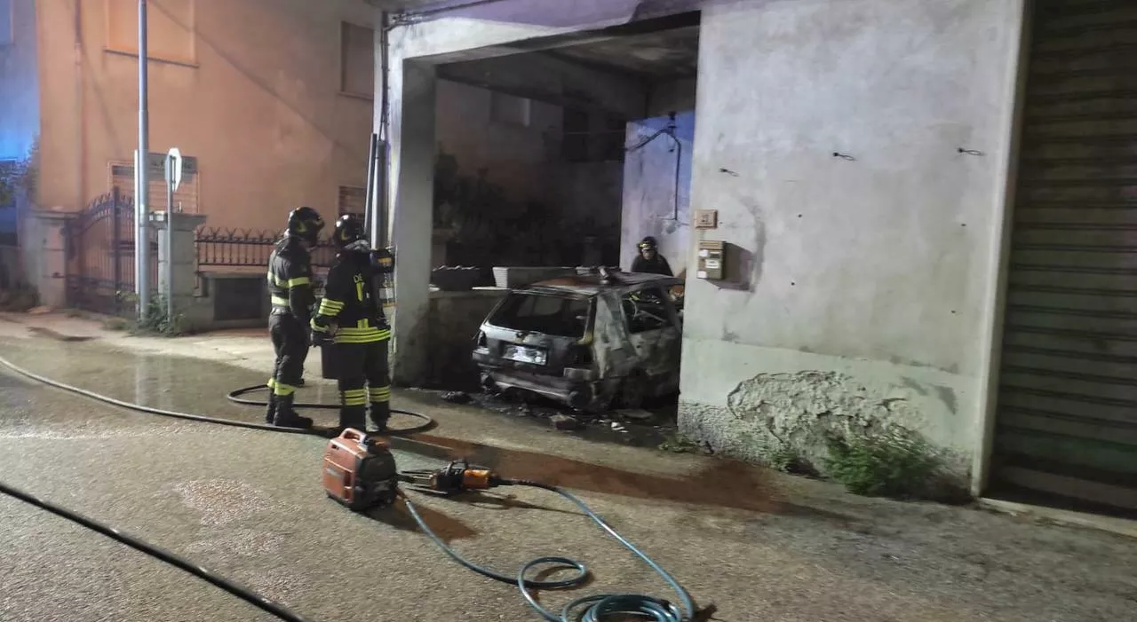 Alba, misteriosi incendi nella notte: distrutte due auto in sosta