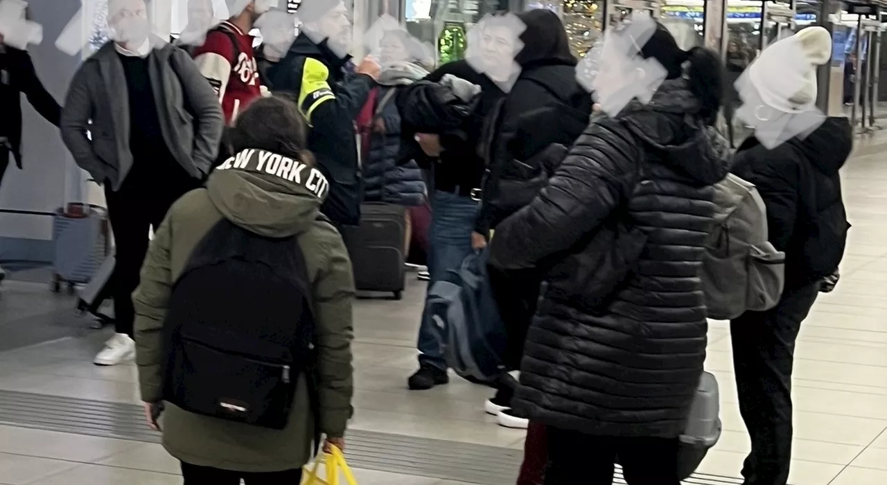 Roma, doppia aggressione alla stazione Termini: rissa e fuga. «Volevano rubarci i regali di Natale»