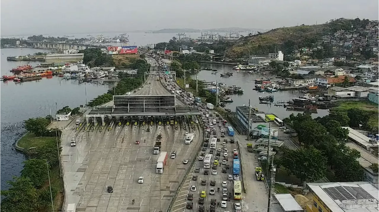 Ponte Rio-Niterói tem trânsito intenso no sentido Rio após batida entre carro e moto