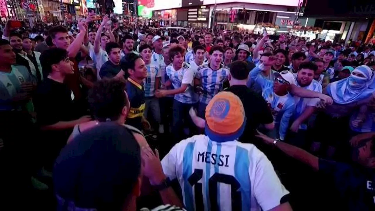 Centinaia di tifosi argentini invadono Times Square a New York prima della partita di Copa América