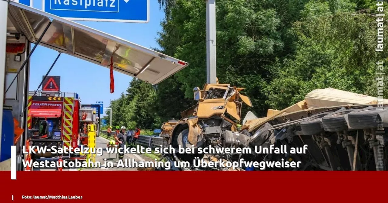 LKW-Sattelzug wickelte sich bei schwerem Unfall auf Westautobahn in Allhaming um Überkopfwegweiser