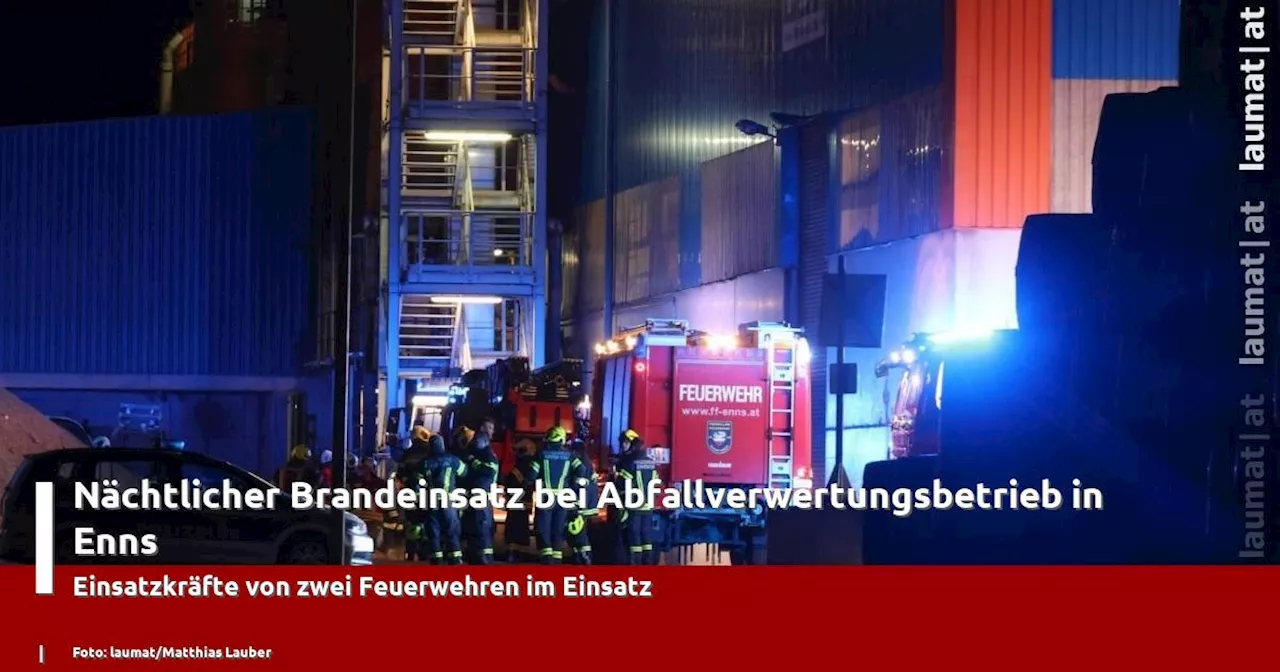 Nächtlicher Brandeinsatz bei Abfallverwertungsbetrieb in Enns