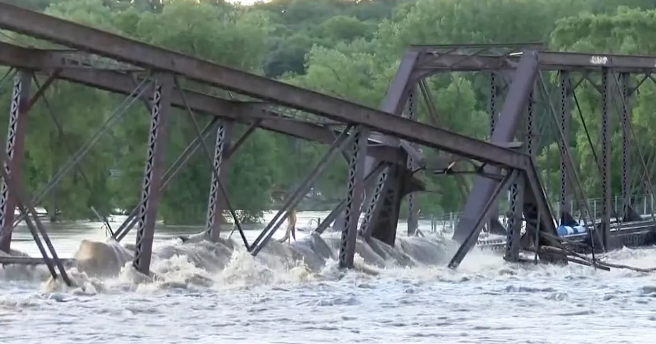 At least 2 dead as devastating Midwest flooding triggers evacuations