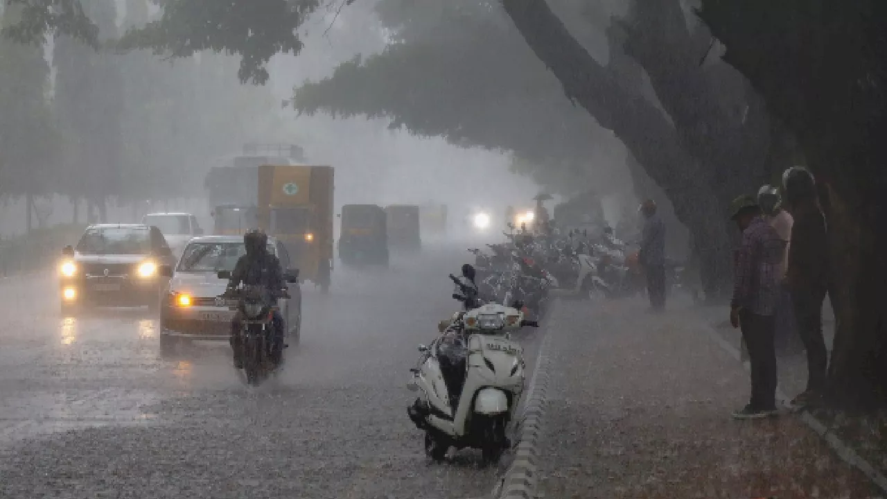 Bihar Weather Report: प्रदेश के 12 जिलों में बारिश का अलर्ट, जानें अपने जिले का हाल