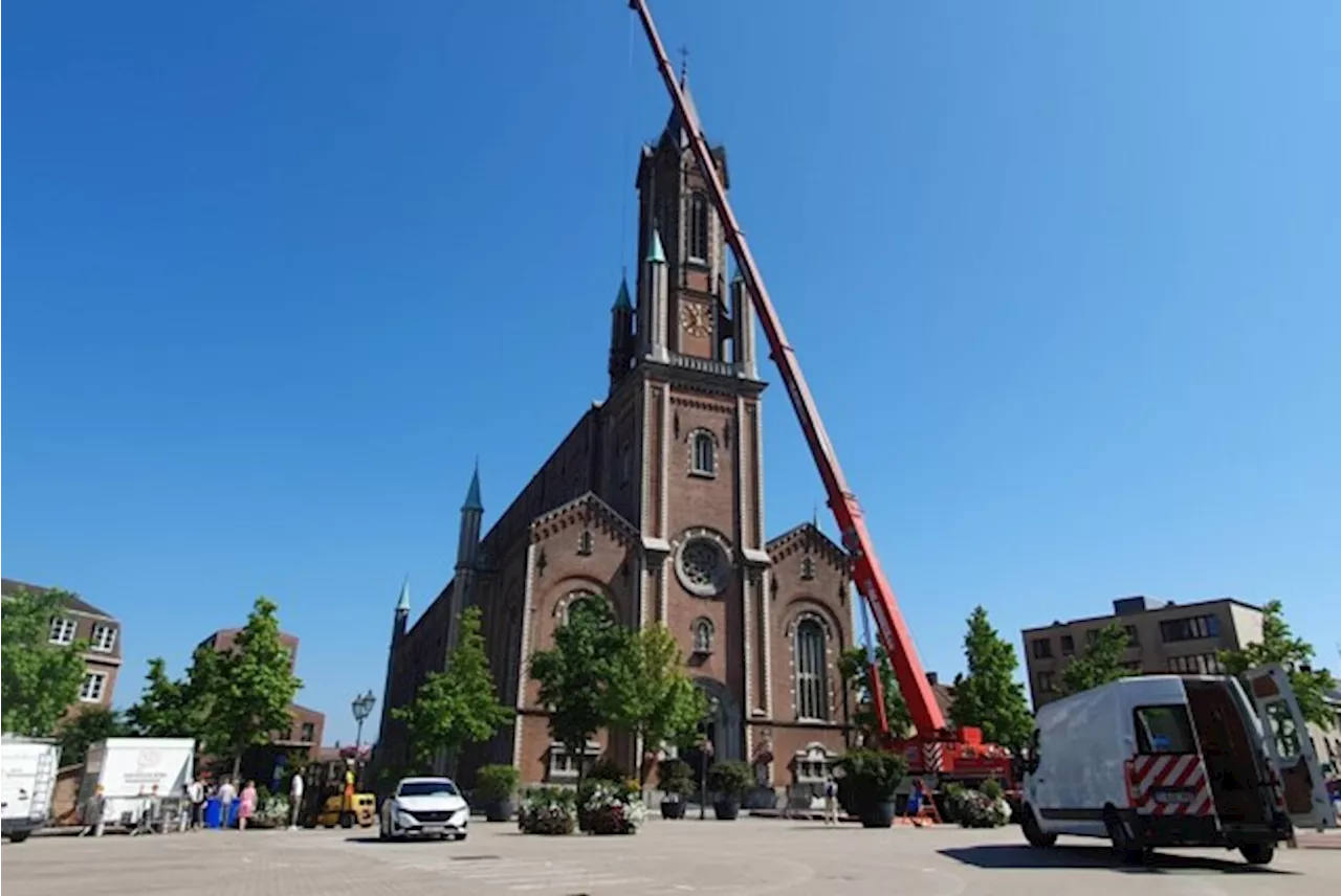 Kerk wordt met gigantische kraan onderzocht na vallende brokstukken: “Je kan niet blijven geluk hebben”