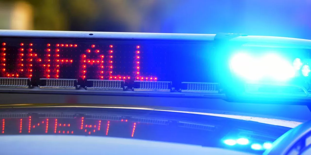 Auto schleudert in Graben: 21-J&auml;hriger nach Unfall in der Oberpfalz schwer verletzt