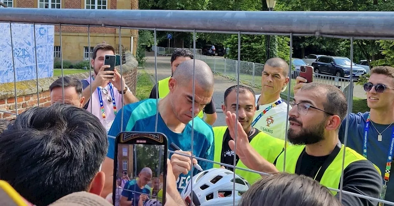 Cristiano Ronaldo im Kreis Gütersloh: ++ Autogramme von Pepe - Hoteldirektor lobt Fans ++