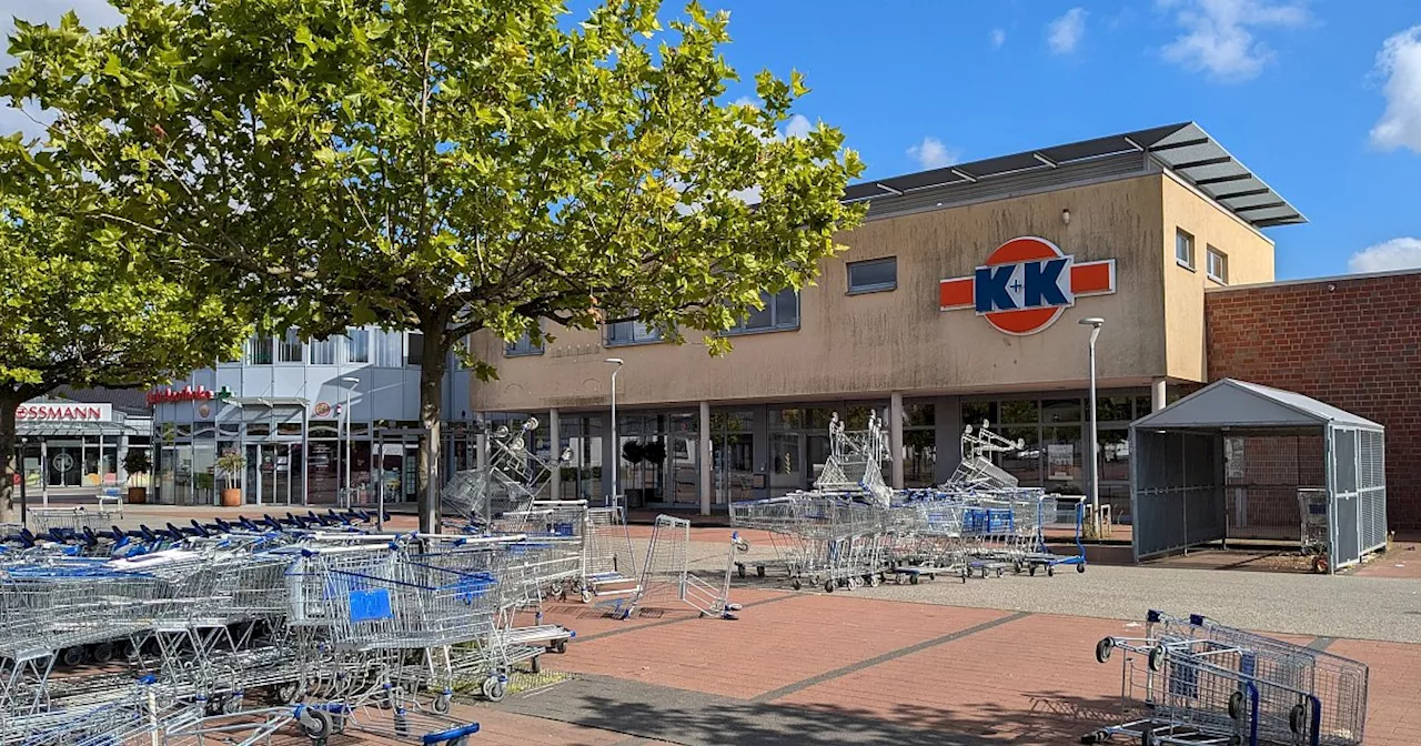 Einkaufswagen-Chaos auf Parkplatz vor Minden-Lübbecker Einkaufszentrum