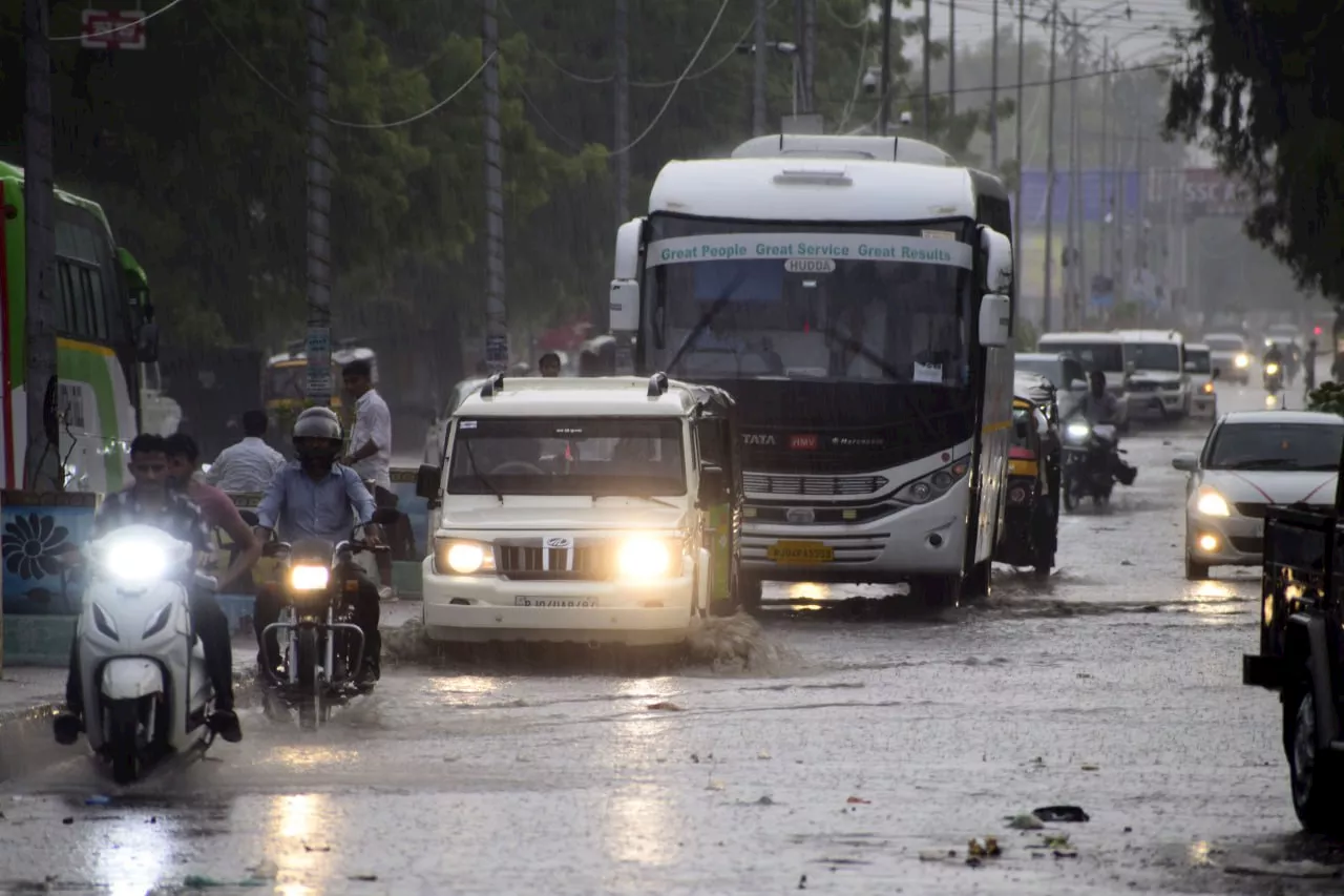 बाड़मेर में 35 मिनट में 29 एमएम बारिश, दिन में लू और शाम को बरसे मेघ