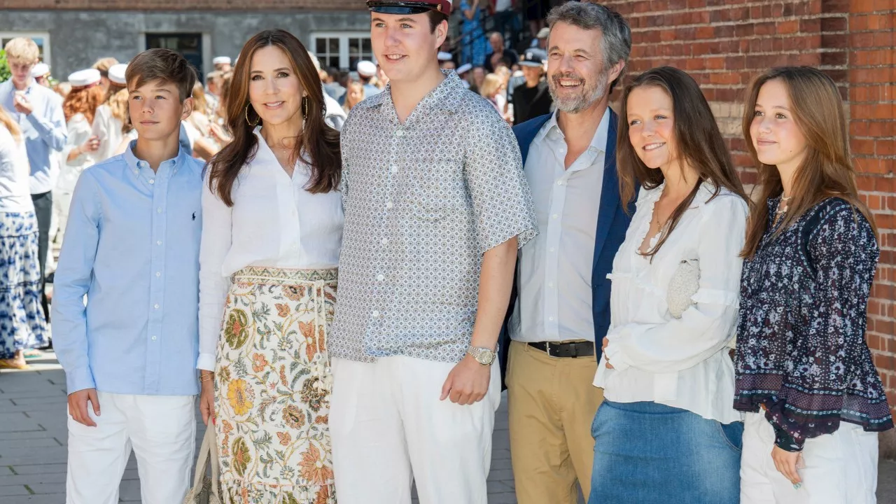 Queen Mary stuns in heartwarming family snap at graduation event