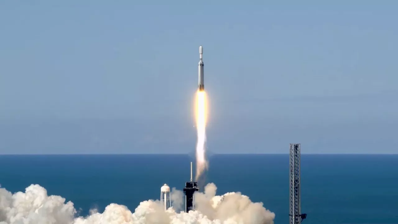 Powerful GOES-U weather satellite launches to orbit atop SpaceX Falcon Heavy rocket (video)