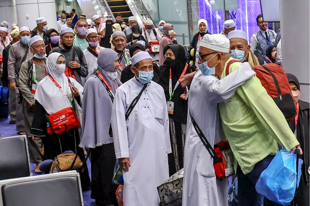 Malaysian Haj pilgrims return to warm reception at KLIA