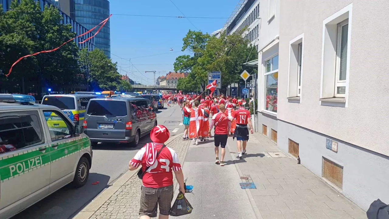 EM in München: Tausende Dänemark-Fans marschieren durch die Münchner Innenstadt