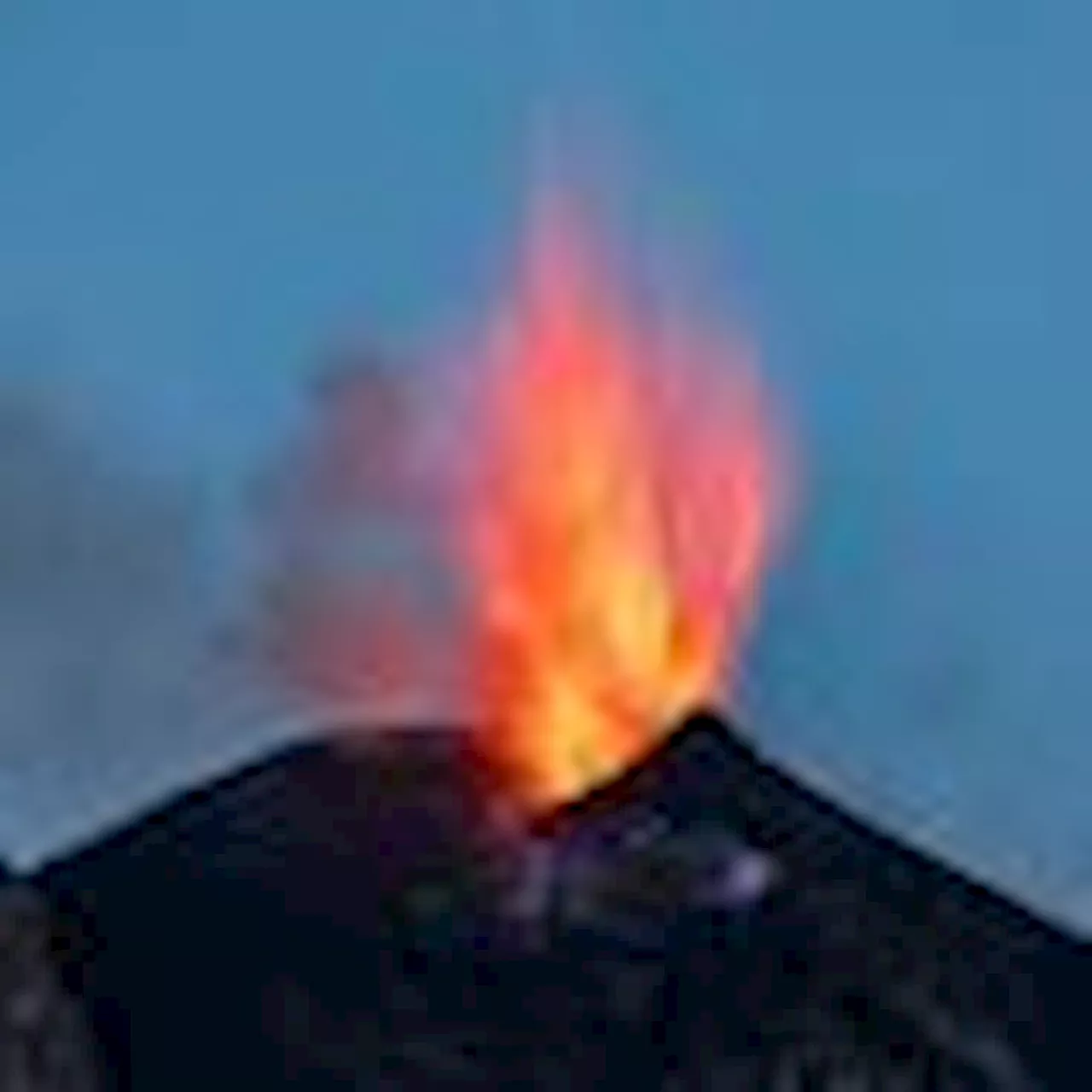 Stromboli, scatta l'allerta arancione per il vulcano